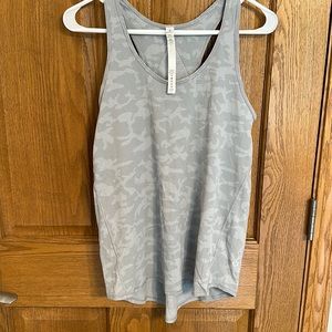 Lululemon light grey camo tank Sz 4 NWOT